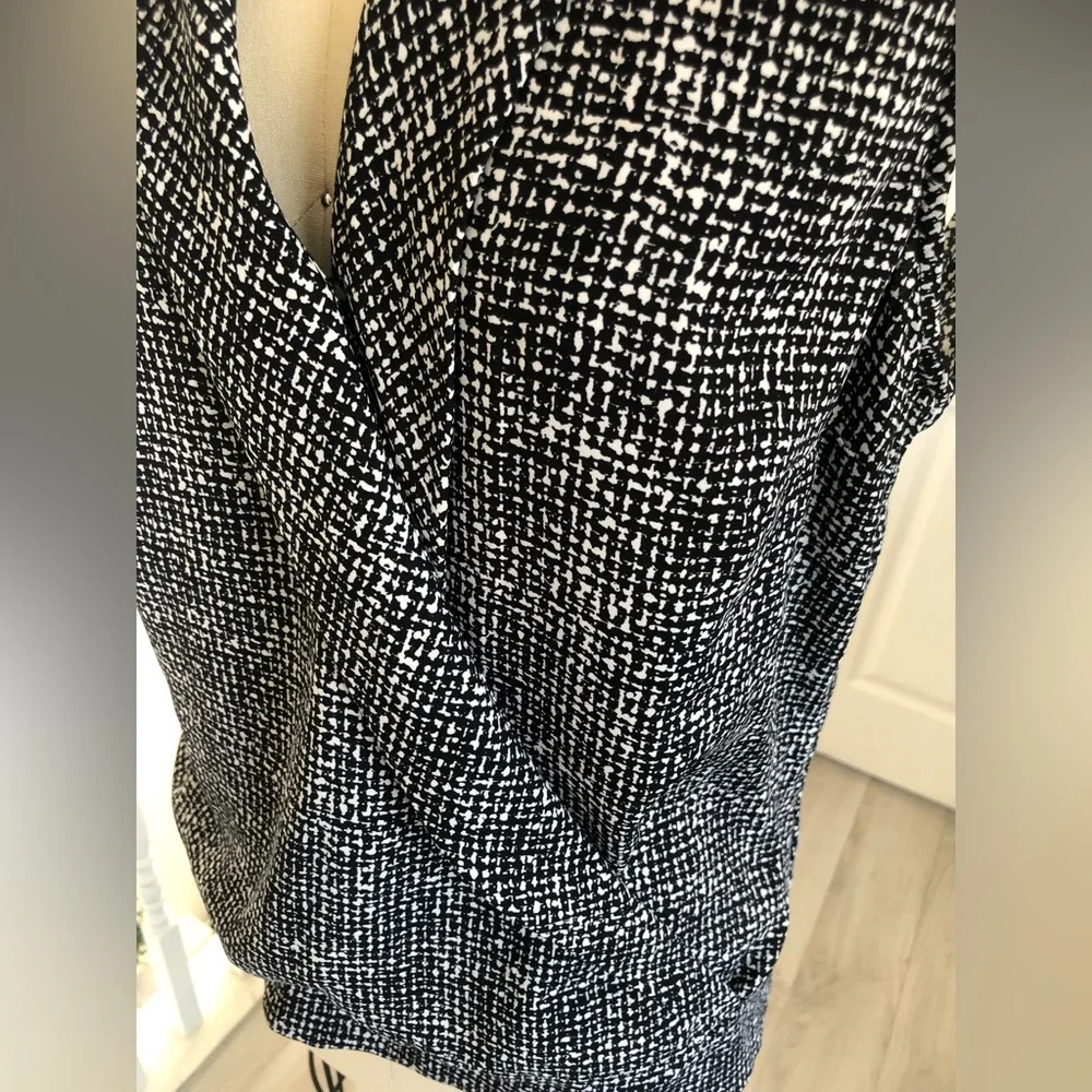 WhiteHouseBlackmarket short sleeve top. - Picture 4 of 14